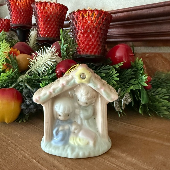 Vintage 1998 Enesco Precious Moments Porcelain Nativity Scene Ornament - Picture 5 of 6